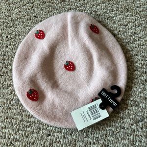 Hot topic strawberry beret NWT
